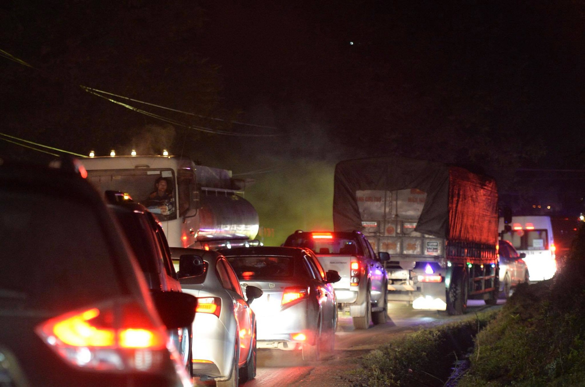 Tắc đường hàng cây số từ Lào Cai lên Sa Pa, tài xế tắt máy nghỉ ngơi giữa đường do không thể di chuyển